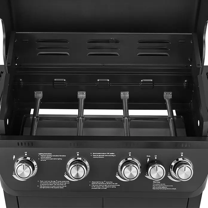 TAINO Gasgrill BRANDO 4+1 - Anzahl Brenner: 4 Stk. - Schwarzer Gasgrill-Innenraum mit vier Brennern, verchromten Bedienknöpfen und weißen Zündanweisungen auf der Blende.