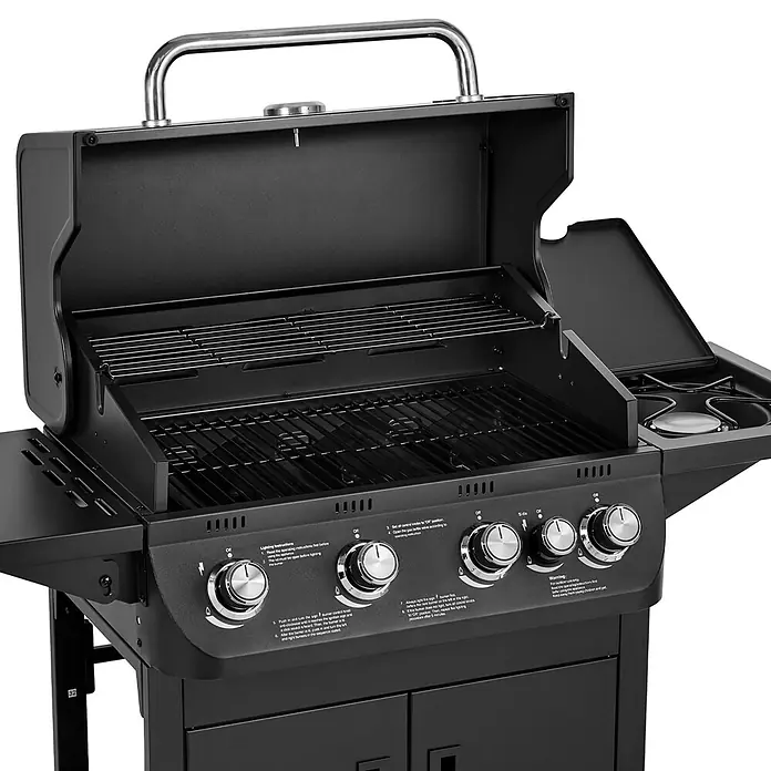 TAINO Gasgrill BRANDO 4+1 - Anzahl Brenner: 4 Stk. - Schwarzer Gasgrill mit geöffnetem Deckel, mehreren Grillrosten und Seitenbrenner, mit Edelstahlgriff und Bedienknöpfen.