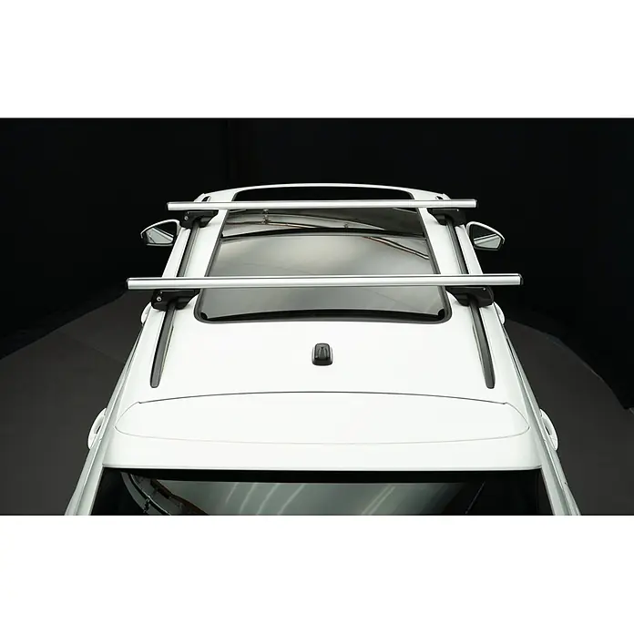 Fischer Baca TopLine XL - Capacidad de carga: 90 kg, L x An x Al: 136,5 x 14,5 x 7,5 cm - Dos barras de techo plateadas instaladas en un coche blanco.