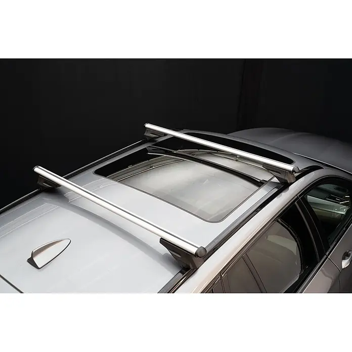 Fischer Baca Crossline XL - Capacidad de carga: 90 kg, L x An x Al: 15 x 131 x 10 cm - Barras de techo metálicas plateadas montadas en un coche gris con techo panorámico.