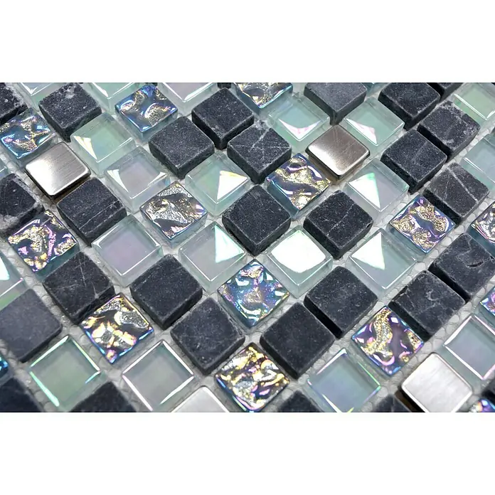 Mosaikfliese Crystal Mix XCM M840 - 30,5 x 32,2 cm, Grau, Glänzend - Nahaufnahme von Mosaikfliesen in Grau-, Weiß- und irisierenden Farben, die ein elegantes und modernes Design für Oberflächen schaffen.