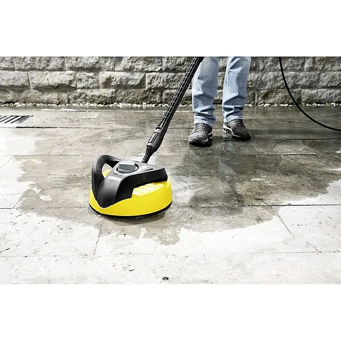 Kärcher Hochdruckreiniger K4 Pure Home - 1.800 W, Max. Druck: 130 bar, Fördermenge: 420 l/h - Der gelb-schwarze Kärcher Flächenreiniger im Einsatz auf einer Terrasse, ideal für die schnelle und effiziente Reinigung.