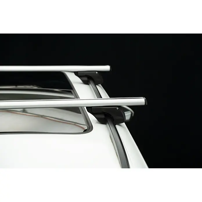 Fischer Baca TopLine XL - Capacidad de carga: 90 kg, L x An x Al: 136,5 x 14,5 x 7,5 cm - Barras transversales de techo de coche de aluminio plateado con soportes negros, instaladas en un vehículo blanco.
