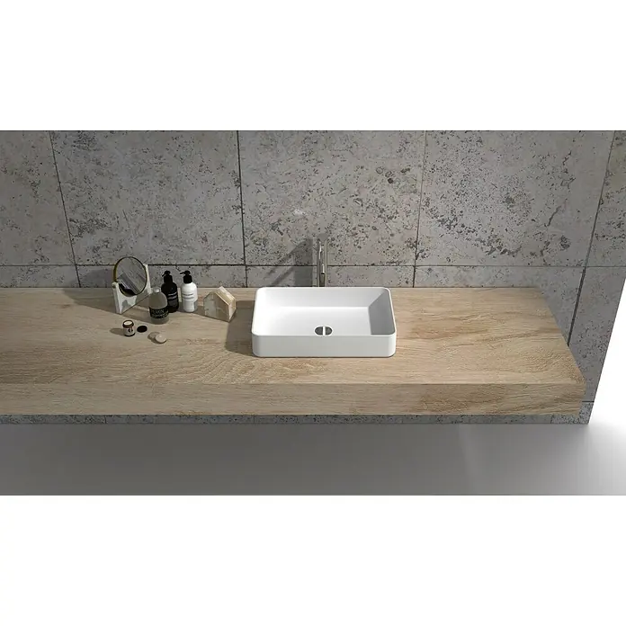 Camargue Lavabo Molí - 58 x 38 cm, Con esmalte antibacteriano, Sin desbordamiento, Blanco - Imagen de un moderno lavabo sobre encimera rectangular situado sobre una encimera de madera en un baño elegante.