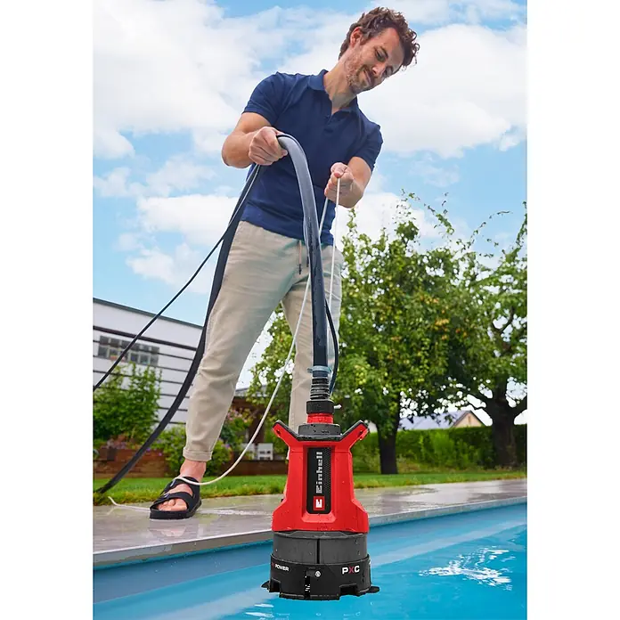 Einhell Power X-Change 18V Schmutzwasserpumpe GE-DP 36/35 LL Li-Solo - 36 V, Max. Fördermenge: 14.000 l/h - Mann senkt rote und schwarze Einhell Tauchpumpe in Schwimmbecken.