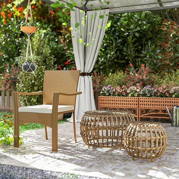 Outsunny Garten-Loungetisch - Braun, L x B x H: 66 x 66 x 40 cm - Outdoor-Sessel aus Rattan mit weißem Kissen und zwei passenden Tischen im Garten.