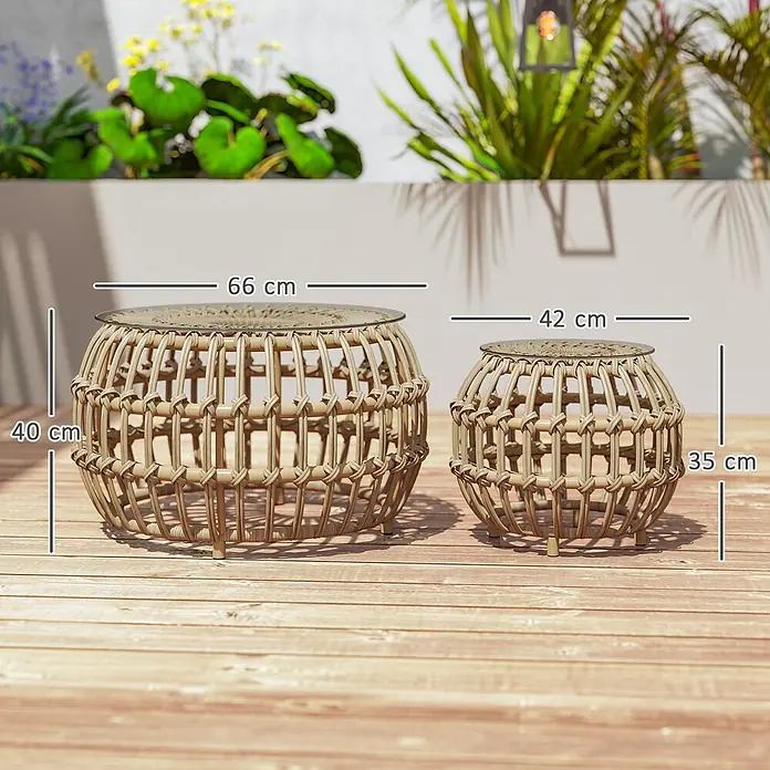 Outsunny Garten-Loungetisch - Braun, L x B x H: 66 x 66 x 40 cm - Zwei runde Couchtische aus Naturrattan mit Glasplatten, ideal für Außenbereiche.