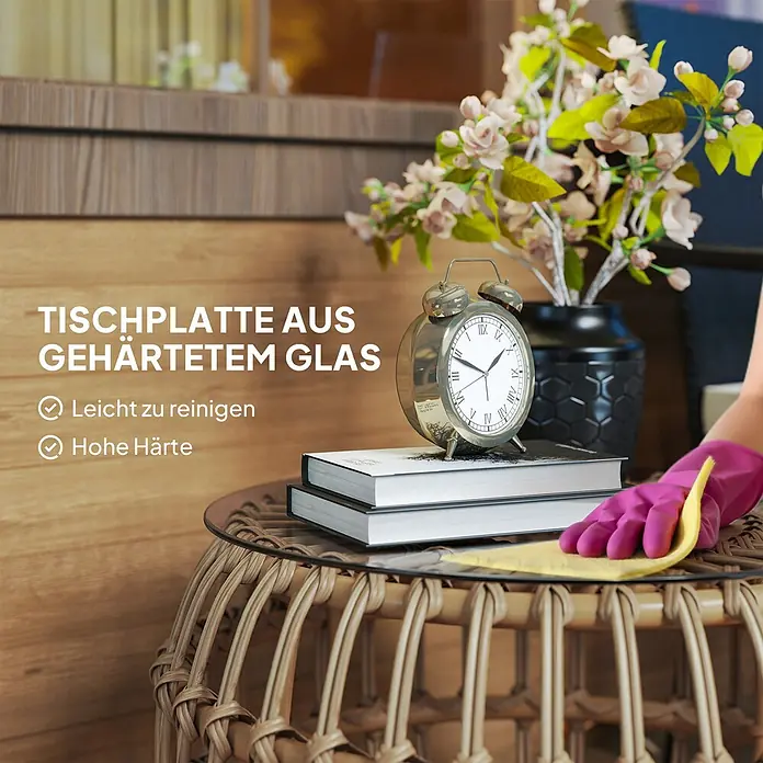 Outsunny Garten-Loungetisch - Braun, L x B x H: 66 x 66 x 40 cm - Hand mit rosa Handschuh wischt runde Tischplatte aus gehärtetem Glas auf Rattantisch, zeigt leichte Reinigung.
