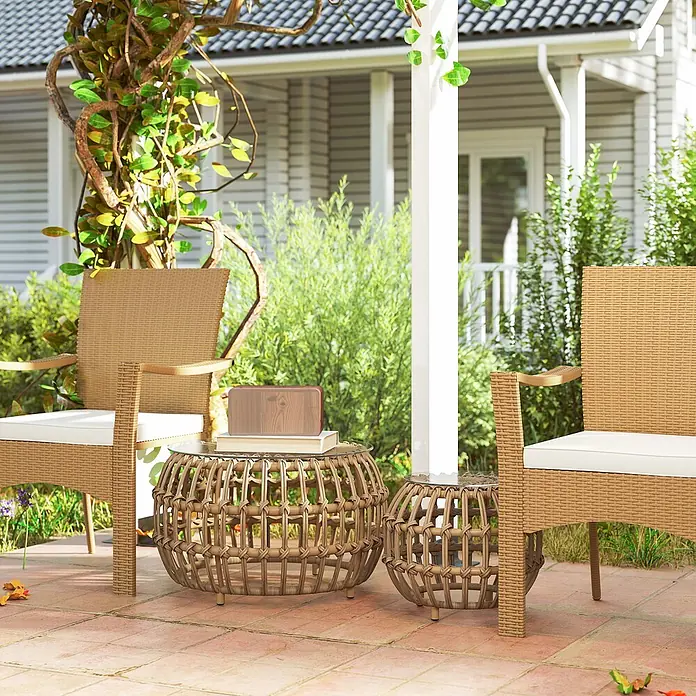 Outsunny Garten-Loungetisch - Braun, L x B x H: 66 x 66 x 40 cm - Outdoor-Sitzgruppe aus Polyrattan mit zwei Stühlen, weißen Kissen und zwei runden Glastischen.
