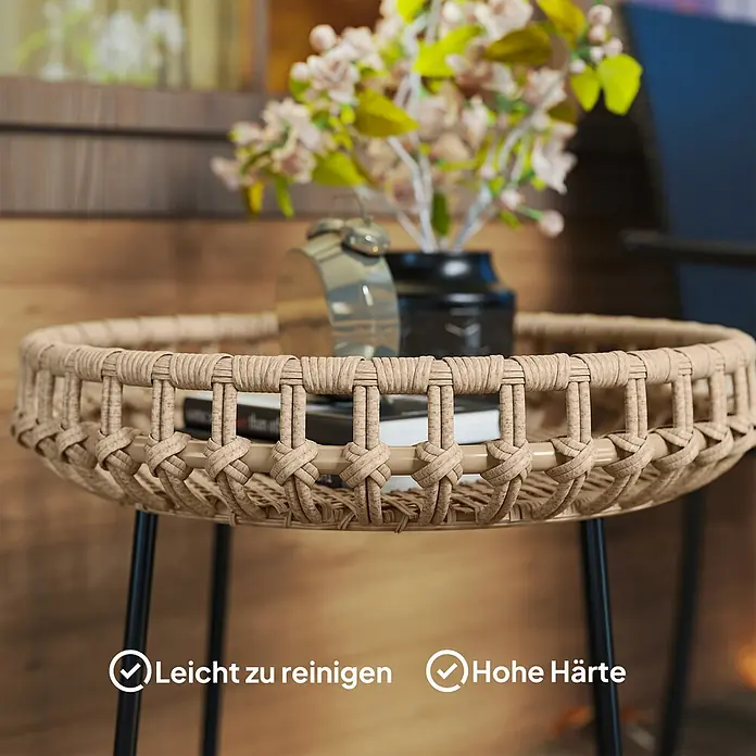 Outsunny Garten-Beistelltisch - L x B x H: 56 x 56 x 55 cm, Braun - Runder geflochtener Beistelltisch mit schwarzen Beinen, mit Buch, Uhr und Blumen als Dekoration.