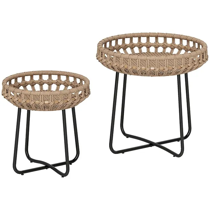 Outsunny Garten-Beistelltisch - L x B x H: 56 x 56 x 55 cm, Braun - Zwei geflochtene beigefarbene Pflanzenständer mit schwarzen Metallgestellen, ein größerer und ein kleinerer.