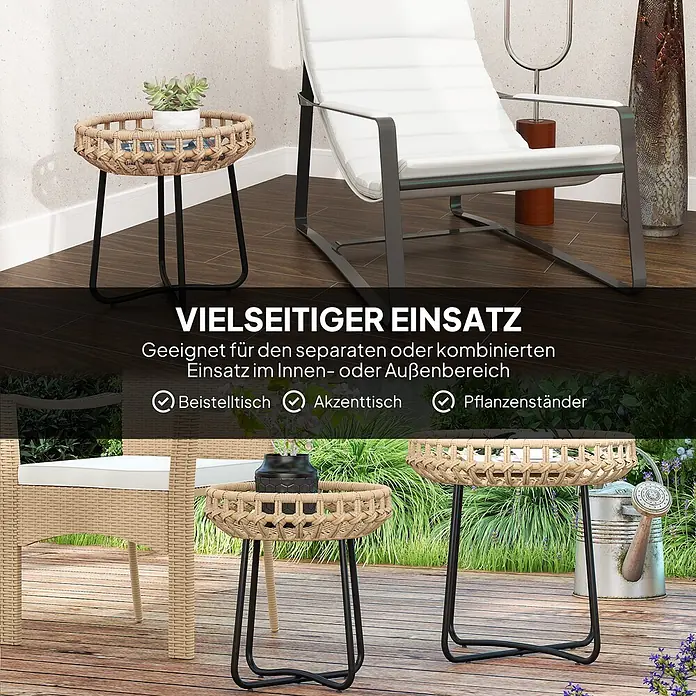 Outsunny Garten-Beistelltisch - L x B x H: 56 x 56 x 55 cm, Braun - Zwei runde geflochtene Korbtische mit schwarzen Metallbeinen als Beistelltische und Pflanzenständer, sowohl innen als auch außen gezeigt.