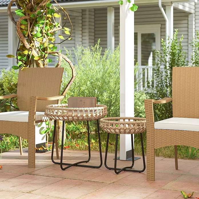 Outsunny Garten-Beistelltisch - L x B x H: 56 x 56 x 55 cm, Braun - Zwei geflochtene Terrassenstühle mit weißen Kissen und zwei passenden Beistelltischen auf einer gefliesten Terrasse.