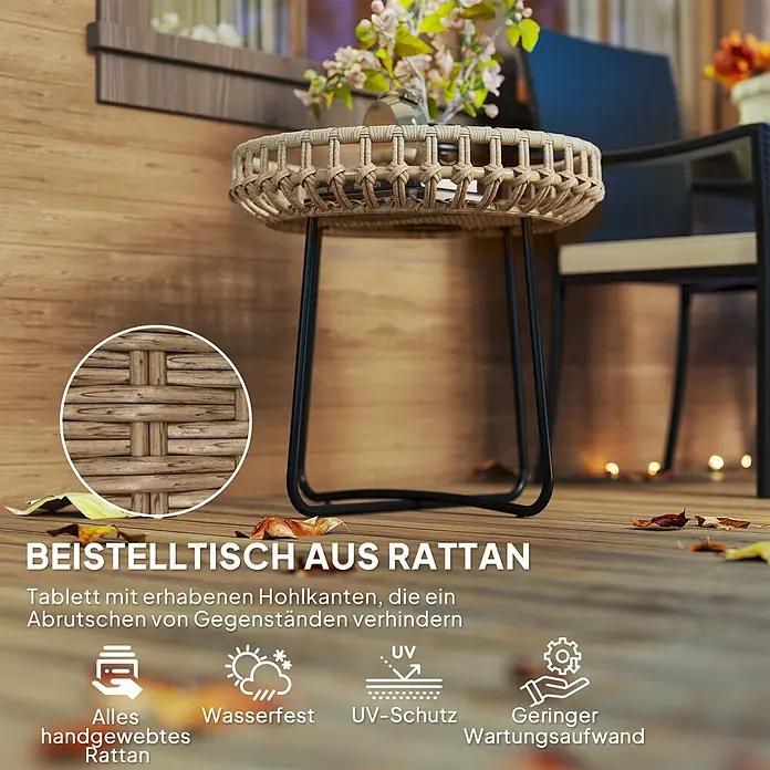 Outsunny Garten-Beistelltisch - L x B x H: 56 x 56 x 55 cm, Braun - Runder Rattantisch mit schwarzen Metallbeinen auf Holzterrasse, hält eine Blumenvase. Erhöhte Kanten verhindern Abrutschen.