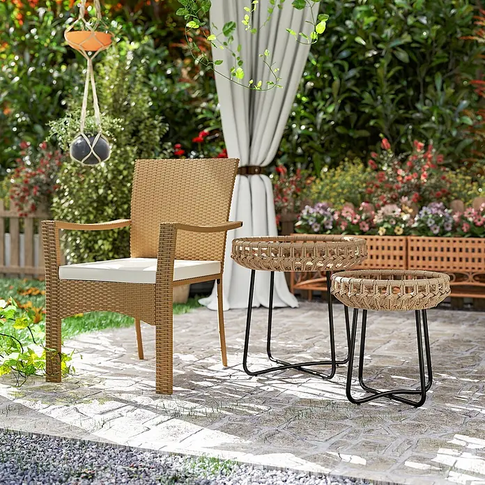 Outsunny Garten-Beistelltisch - L x B x H: 56 x 56 x 55 cm, Braun - Beigefarbener Korbsessel mit weißem Kissen und zwei passenden Beistelltischen mit schwarzen Metallbeinen im Außenbereich.