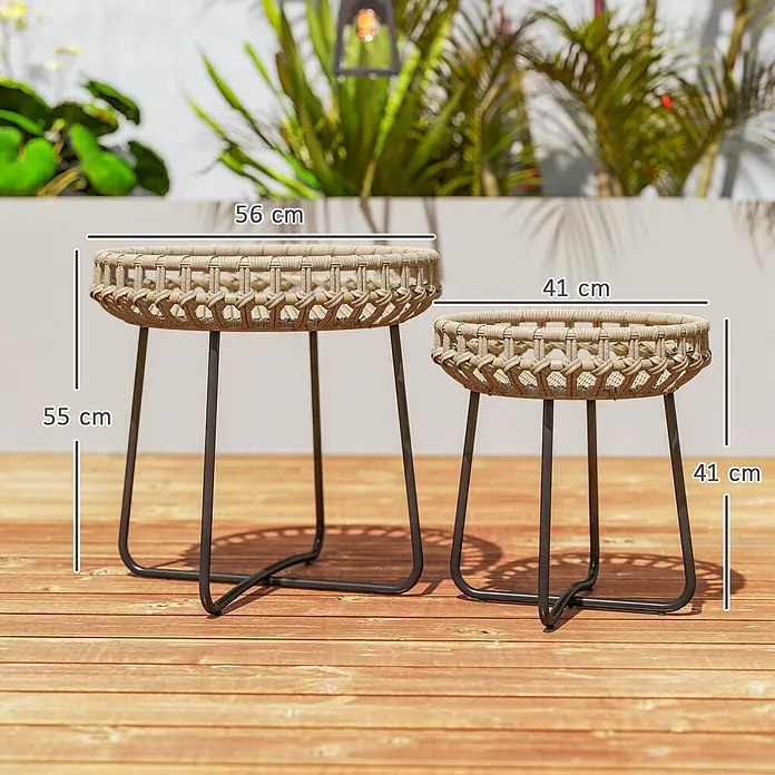 Outsunny Garten-Beistelltisch - L x B x H: 56 x 56 x 55 cm, Braun - Zwei Rattan-Optik Pflanzentische mit schwarzen Metallbeinen in verschiedenen Größen (55cm, 41cm), auf einer Holzterrasse.