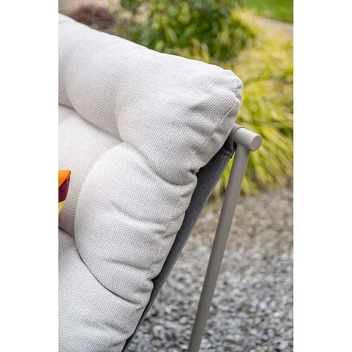 Garden Impressions Loungemöbel-Set Danzig - 3 -tlg., Aluminium, Polyester, Taupe - Nahaufnahme eines hellen, strukturierten Outdoor-Kissens auf einem grauen Metallstuhl im Garten.
