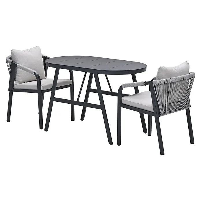 Garden Impressions Balkonmöbel-Set Terni - 3 -tlg., Aluminium, Schwarz - Dunkelgraue Metall-Gartensitzgruppe mit ovalem Tisch und zwei Stühlen mit hellgrauen Kissen und geflochtenen Seilrückenlehnen.