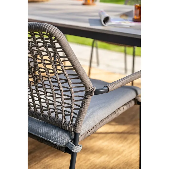 Garden Impressions Gartensessel Swifty - 1 Stk., Stahl, Polyester, Stapelbar, Beige, B x T x H: 63,5 x 84,5 x 56,5 cm - Taupefarbener Outdoor-Stuhl aus geflochtenem Seil mit dunkelgrauem Gestell und hellgrauem Kissen im Freien.