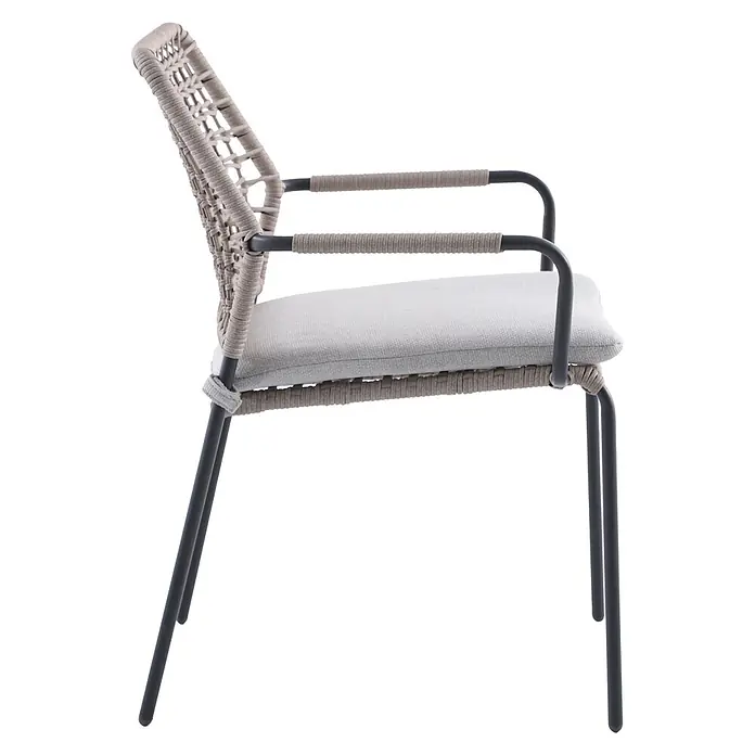 Garden Impressions Gartensessel Swifty - 1 Stk., Stahl, Polyester, Stapelbar, Beige, B x T x H: 63,5 x 84,5 x 56,5 cm - Seitenansicht eines hellgrauen geflochtenen Stuhls mit dunkelgrauem Metallrahmen und Sitzkissen.
