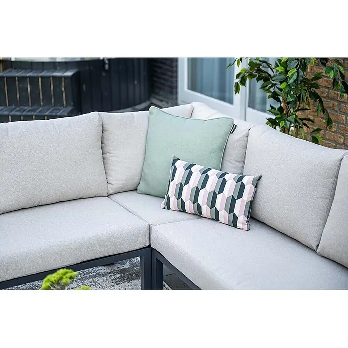 Garden Impressions Loungemöbel-Set - 4 -tlg., Aluminium, Ecklounge, Grau/Schwarz - L-förmiges Outdoor-Sofa mit hellgrauen Polstern und Zierkissen in Hellgrün und geometrischem Muster (Rosa, Grün, Dunkelgrau) auf einer Terrasse.