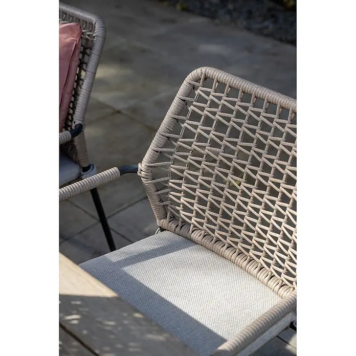 Garden Impressions Gartensessel Swifty - 1 Stk., Stahl, Polyester, Stapelbar, Beige, B x T x H: 63,5 x 84,5 x 56,5 cm - Nahaufnahme eines Outdoor-Sessels aus beigefarbenem Seilgeflecht mit hellgrauem Kissen, die Textur betonend.