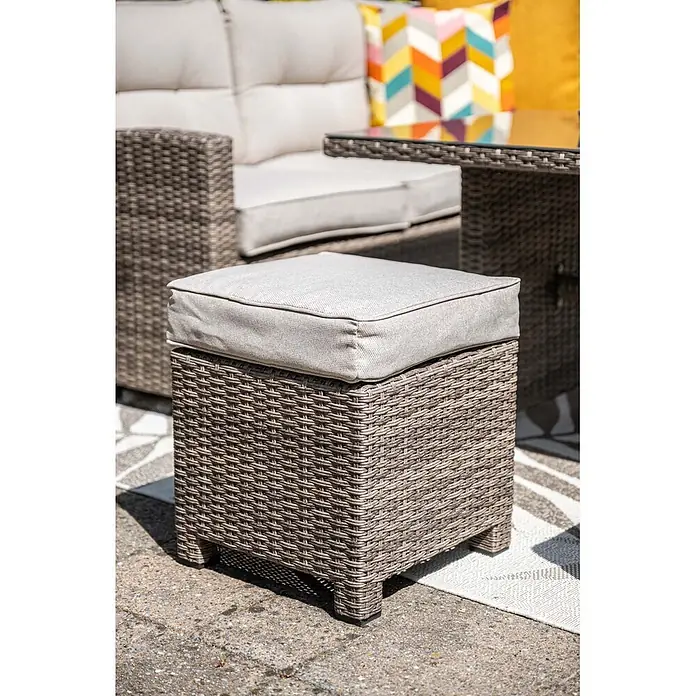 Garden Impressions Loungemöbel-Set Blue Bird - 4 -tlg., Aluminium, Polyester, Glas, Links, Beige - Quadratischer Polyrattan-Hocker mit hellgrauem Kissen, Teil einer Outdoor-Sitzgruppe.