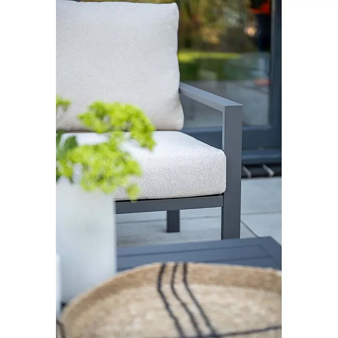 Garden Impressions Loungemöbel-Set - 4 -tlg., Aluminium, Ecklounge, Grau/Schwarz - Outdoor-Sessel mit hellbeigen Kissen und dunkelgrauem Metallrahmen auf einer Terrasse.