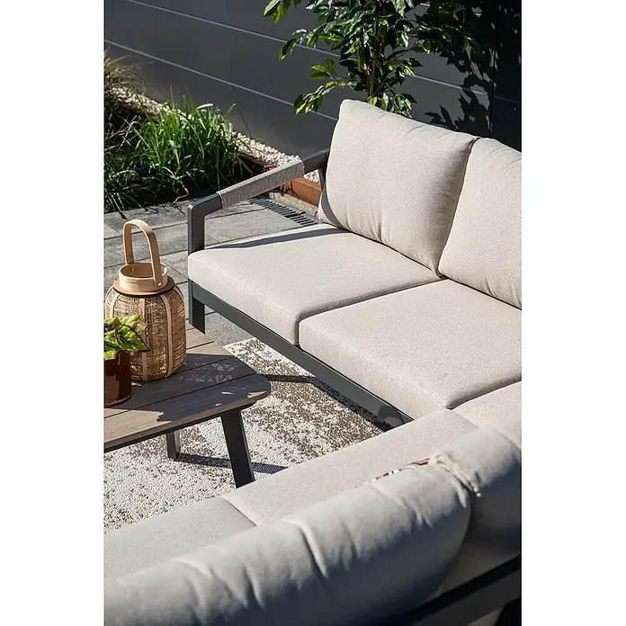 Garden Impressions Loungemöbel-Set Terni - 3 -tlg., Aluminium, Grau/Schwarz - Eine L-förmige Outdoor-Lounge-Gruppe mit hellbeigen Kissen, dunkelgrauem Gestell und seilumwickelten Armlehnen auf einem gemusterten Outdoor-Teppich.