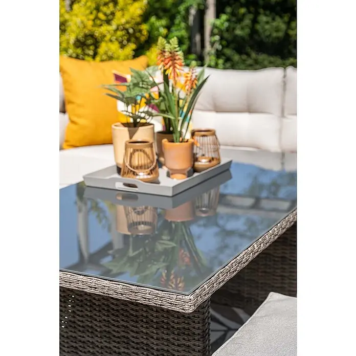 Garden Impressions Loungemöbel-Set Blue Bird - 4 -tlg., Aluminium, Polyester, Sicherheitsglas, Rechts, Beige - Gartentisch aus Rattan mit Glasplatte, dekoriert mit Töpfen und Laternen, draußen platziert.