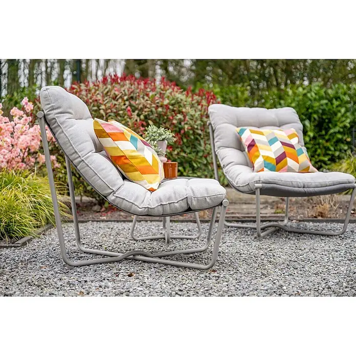 Garden Impressions Loungemöbel-Set Danzig - 3 -tlg., Aluminium, Polyester, Taupe - Zwei graue Gartenliegen mit bunten Kissen in einer Gartenumgebung.