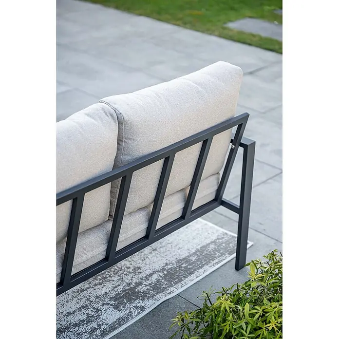 Garden Impressions Loungemöbel-Set - 4 -tlg., Aluminium, Ecklounge, Grau/Schwarz - Rückenansicht eines Outdoor-Sofas mit hellgrauen Kissen und dunkelgrauem Metallrahmen auf einer Terrasse.