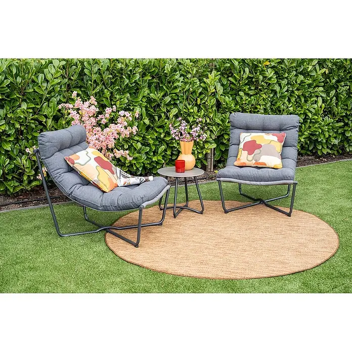 Garden Impressions Loungemöbel-Set Danzig - 3 -tlg., Aluminium, Polyester, Schwarz/Grau - Graue Outdoor-Loungesessel mit bunten Kissen, Beistelltisch und rundem braunen Teppich, bilden eine gemütliche Gartensitzgruppe.