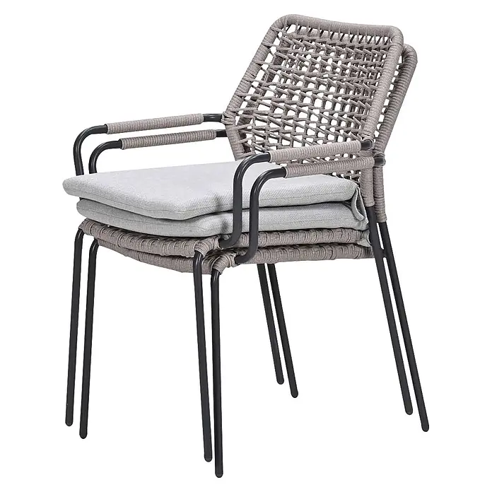 Garden Impressions Gartensessel Swifty - 1 Stk., Stahl, Polyester, Stapelbar, Beige, B x T x H: 63,5 x 84,5 x 56,5 cm - Stapel grauer geflochtener Gartenstühle mit schwarzen Metallgestellen und hellgrauen Kissen.