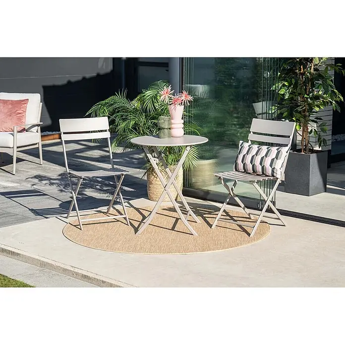 Garden Impressions Balkonmöbel-Set Alfa - 3 -tlg., Stahl, Taupe - Ein hellgraues Metall-Bistro-Set mit rundem Tisch und zwei Klappstühlen, auf einem gewebten Rundteppich auf einer Terrasse.