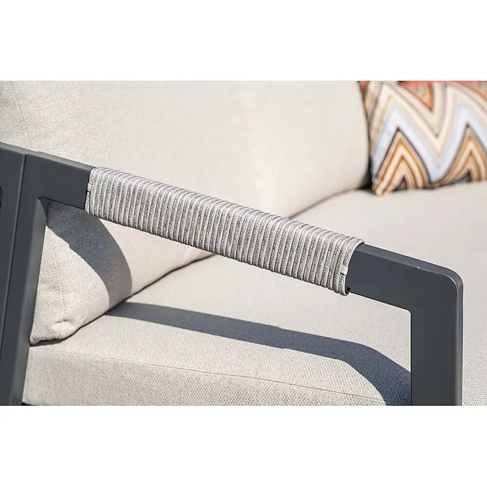 Garden Impressions Loungemöbel-Set Terni - 3 -tlg., Aluminium, Grau/Schwarz - Armlehne eines Outdoor-Sofas: dunkelgraues Metallgestell mit hellgrauem Seil umwickelt, dazu beige Kissen.