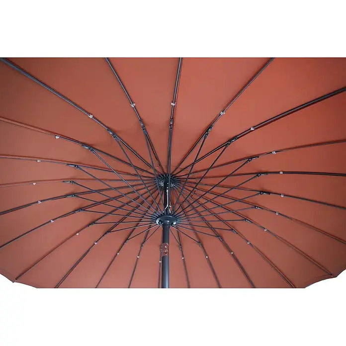 Garden Impressions Balkonschirm rund Manila - Kupfer, Durchmesser Bespannung: 250 cm - Unterseite eines geöffneten Sonnenschirms mit rotbraunem Bezug und dunkelgrauem Gestell.