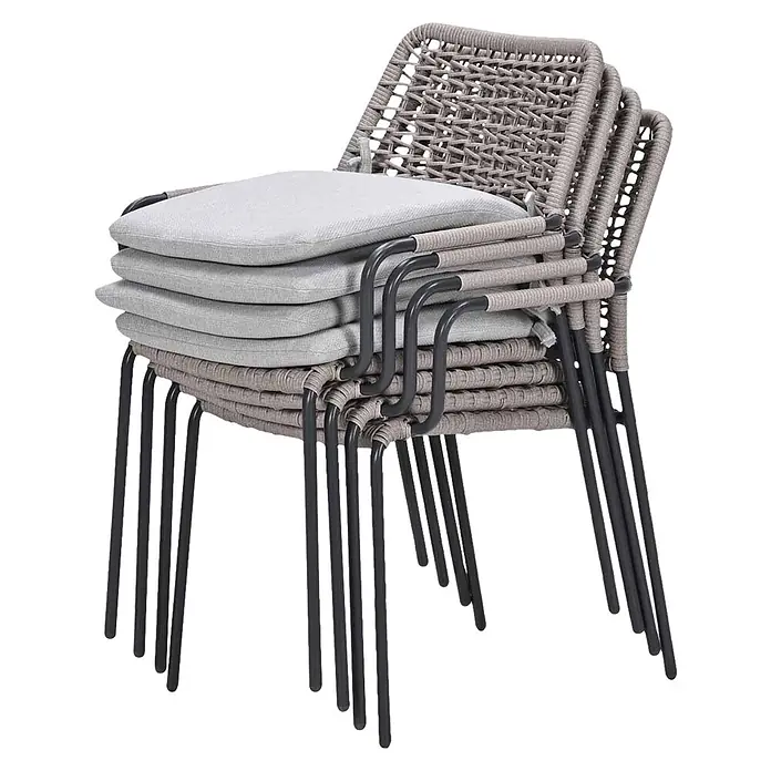 Garden Impressions Gartensessel Swifty - 1 Stk., Stahl, Polyester, Stapelbar, Beige, B x T x H: 63,5 x 84,5 x 56,5 cm - Gestapelte graue Outdoor-Stühle aus geflochtenem Seil mit hellgrauen Kissen und schwarzen Metallbeinen.
