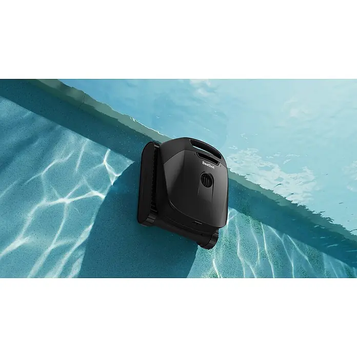 Beatbot Poolroboter Sora P1 - Akkubetrieben, Pools bis 240 m² Grundfläche, 25.700 l/h - Schwarzer Beatbot Roboter-Poolreiniger haftet an einer blauen Poolwand und reinigt sie.