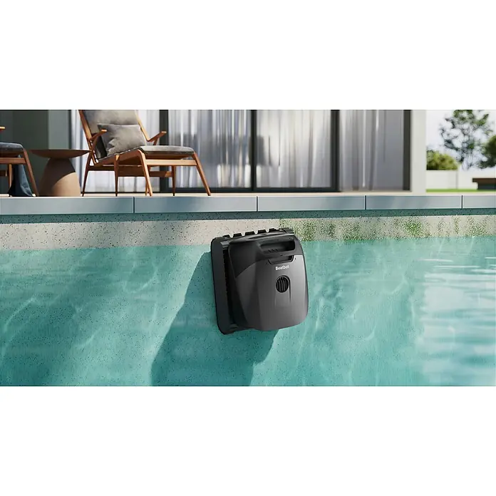 Beatbot Poolroboter Sora P1 - Akkubetrieben, Pools bis 240 m² Grundfläche, 25.700 l/h - Dunkelgrauer Beatbot Poolreinigungsroboter an der blaugrünen Poolwand.