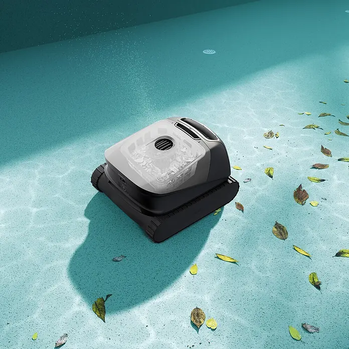 Beatbot Poolroboter Sora P1 - Akkubetrieben, Pools bis 240 m² Grundfläche, 25.700 l/h - Dunkelgrauer und transparenter Roboter-Poolreiniger, der aktiv Blätter vom blauen Poolboden sammelt.