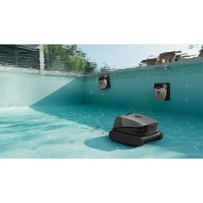 Beatbot Poolroboter Sora P1 - Akkubetrieben, Pools bis 240 m² Grundfläche, 25.700 l/h - Dunkelgraue Roboter-Poolreiniger, einer am Boden und zwei an den Wänden, reinigen aktiv einen Pool.