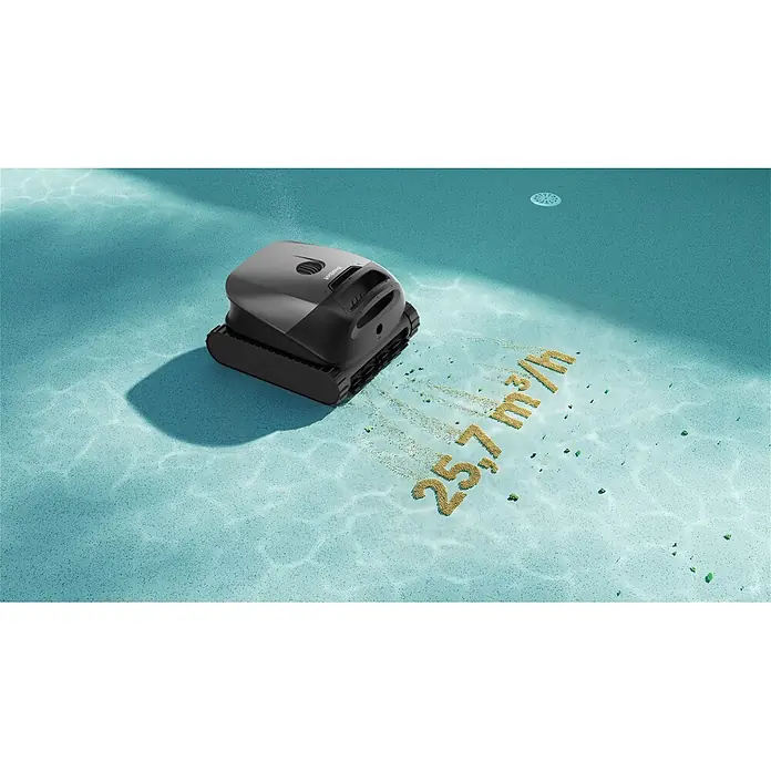Beatbot Poolroboter Sora P1 - Akkubetrieben, Pools bis 240 m² Grundfläche, 25.700 l/h - Grau-schwarzer Poolroboter in einem hellblauen Pool, der seine Reinigungsleistung von 25,7 m³/h durch eine Spur von Schmutz zeigt.