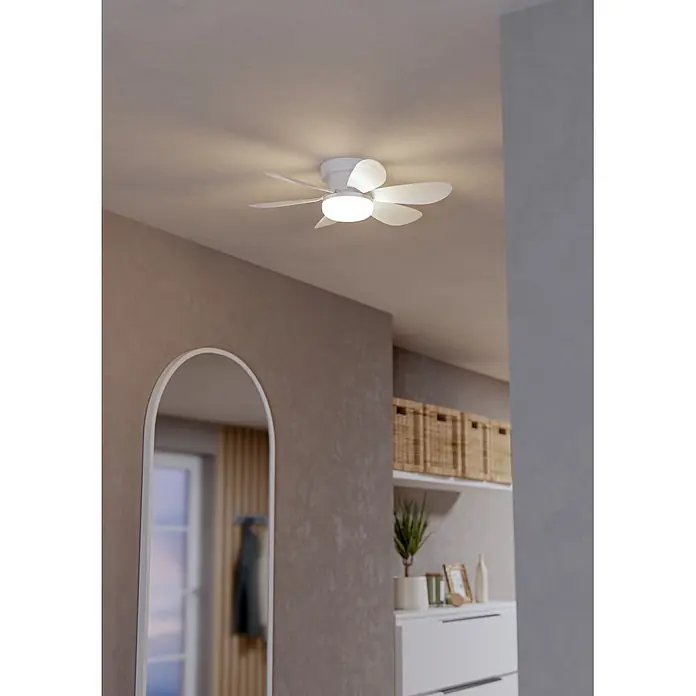 Eglo Deckenventilator Clovelly - 52 cm, 12 W, Warmweiß - Weißer Deckenventilator mit fünf Flügeln und integrierter Leuchte, bündig an der Decke montiert.