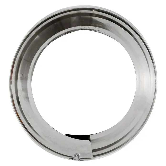 Firefix Ofenrohrrosette - Verstellbar: 100 mm - 120 mm, Silber, Verzinkt - Nahaufnahme eines glänzenden, runden Chromzierrings, ideal für Oldtimer-Enthusiasten und Fahrzeugrestaurierungen.