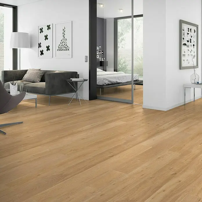 Classen Vinylbodenmuster GreenVinyl Traubeneiche gehobelt - 300 x 173 x 4 mm, Landhausdiele - Helles Laminat mit Holzstruktur in einem modern eingerichteten Wohnzimmer, das eine warme und einladende Atmosphäre schafft.