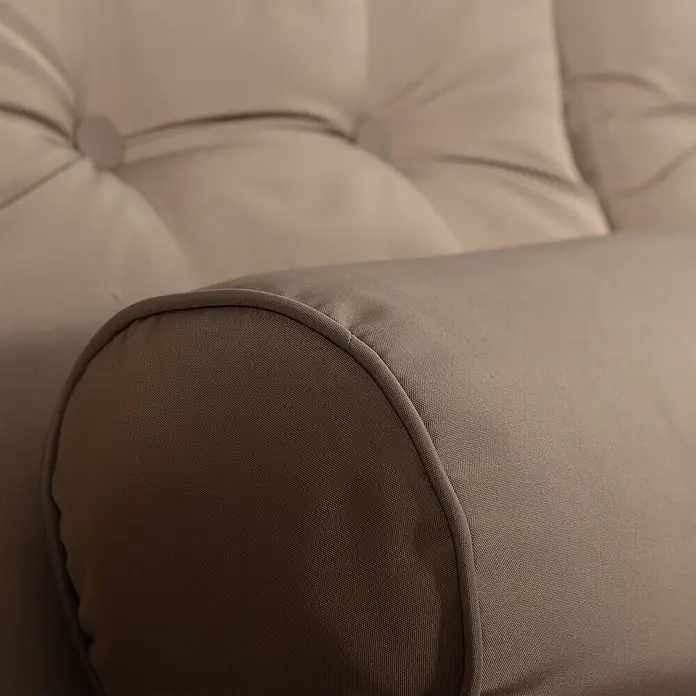 Home Deluxe Garten-Schaukelstuhl Hollywoodschaukel DESCANSO - Beige, B x T x H: 115 x 198 x 195 cm - Nahaufnahme eines hellbraunen Sofas aus Webstoff mit Knopfheftung und zylindrischer Armlehne.