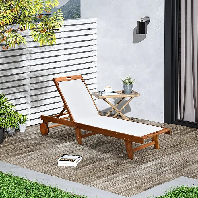 Outsunny Gartenliege - Natur+Weiß, Holz - Hölzerne Sonnenliege mit weißem Stoffpolster auf einer Terrasse, ideal zur Entspannung im Freien.