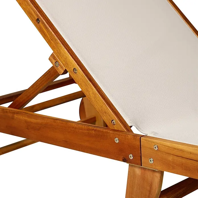 Outsunny Gartenliege - Natur+Weiß, Holz - Nahaufnahme eines braunen Holz- und weißen Textil-Liegestuhls, zeigt die verstellbare Rückenlehne mit Metallschrauben.