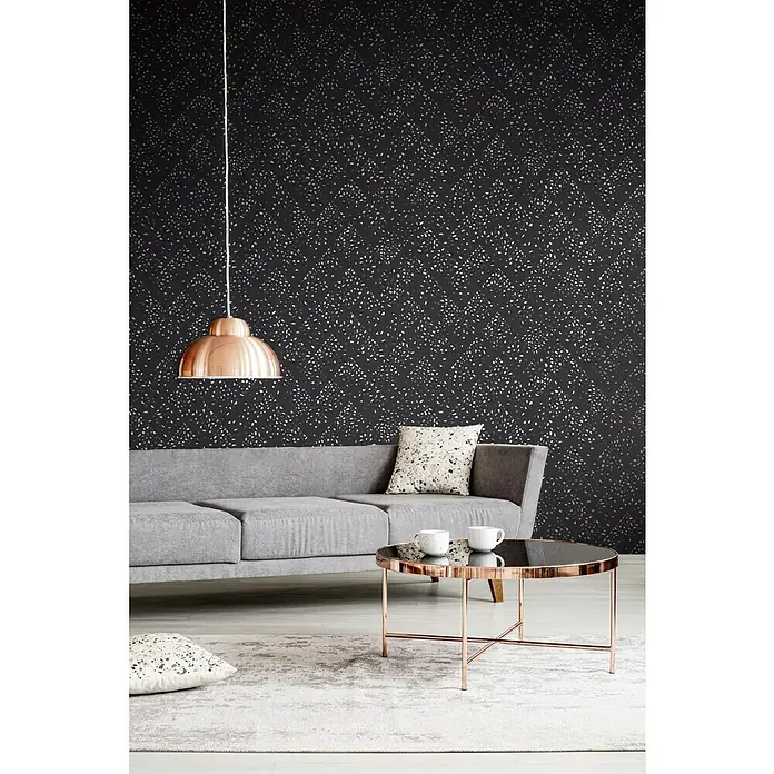 A.S. Création New Walls Vliestapete Grafik - Schwarz/Silber, Grafisch, 10,05 x 0,53 m - Bild eines modernen Wohnzimmers mit einer stilvollen Kupferlampe, einem grauen Sofa und einem runden Couchtisch mit goldenen Beinen.
